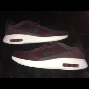 Maroon Nike air max Tavas